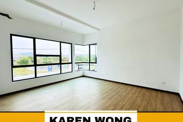 ENDLOT FACING PLAYGROUND SENNI BUKIT BANYAN 2 Storey Terrace for Sale