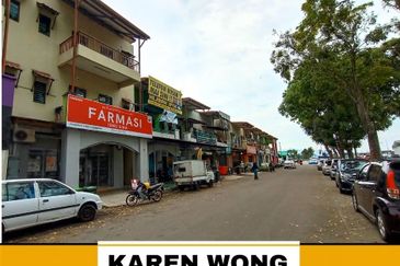 FACING MAINROAD TAMAN NILAM SARI SELL BELOW MARKET PRICE 3 Storey SHOPLOT 