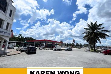 FACING ROAD LEGENDA HEIGHTS 1st Floor Shoplot for Rent