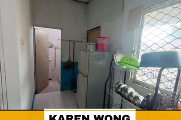 EXTRA LAND TAMAN KRISTAL 1 Storey Terrace House for Sale