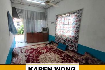 EXTRA LAND TAMAN KRISTAL 1 Storey Terrace House for Sale