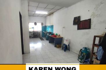 EXTRA LAND TAMAN KRISTAL 1 Storey Terrace House for Sale