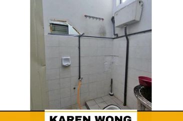 EXTRA LAND TAMAN KRISTAL 1 Storey Terrace House for Sale