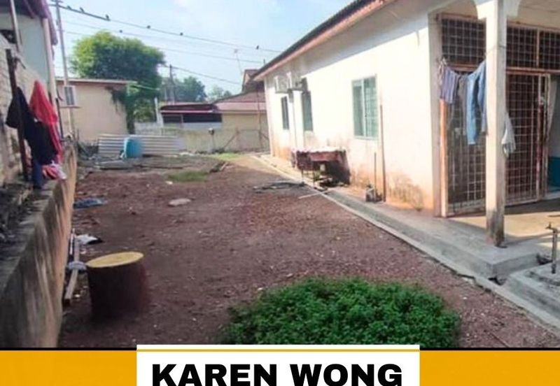 EXTRA LAND TAMAN KRISTAL 1 Storey Terrace House for Sale