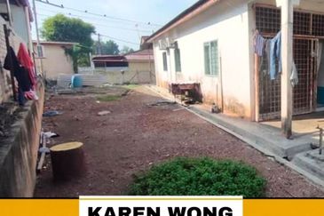 EXTRA LAND TAMAN KRISTAL 1 Storey Terrace House for Sale