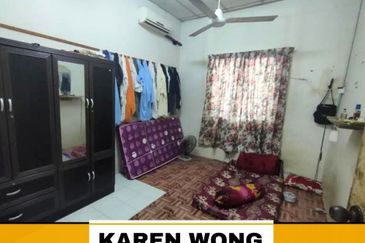 EXTRA LAND TAMAN KRISTAL 1 Storey Terrace House for Sale