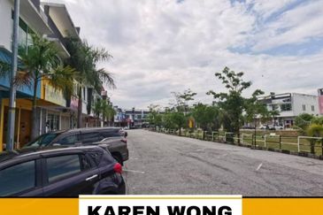 TAMAN BATIK NEAR MYDIN GROUND & FIRST FLOOR SHOPLOT For Rent