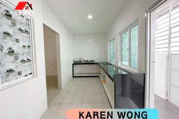 OPEN FACING AZELIA BUKIT BANYAN Double Storey Terrace House for RENT