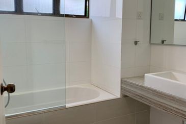 Merak Kayangan Court