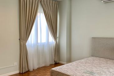 Merak Kayangan Court