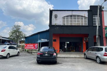 1.5 Storey Link Factory End Lot @ Bdr Baru Bangi For Rent