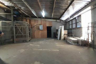 3 Storey Corner Factory/Warehouse @ Batu 11, Balakong For Rent