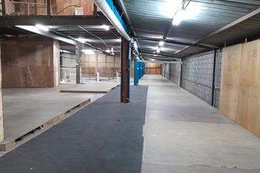 3 Storey Corner Factory/Warehouse @ Batu 11, Balakong For Rent