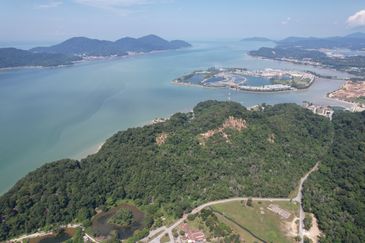 Teluk Batik, Sitiwan | Residential Land | 104.77 acre Land for sale | Suitable as Resort Development