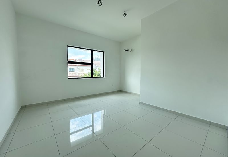 Freehold | 24-hour Gated & Guarded | Double Storey Bungalow Cluster Corner House | New & Unoccupied