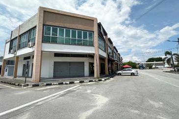 Pengkalan | Double Storey Corner Shop for sale