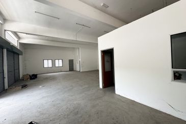 Pengkalan | Double Storey Corner Shop for sale