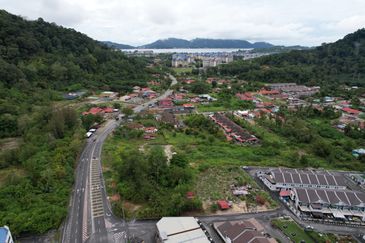 Freehold Petrol Station or Fast Food Restaurant Land for sale | Commercial Title | Sitiawan 
