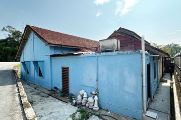 Kuala Kangsar Commercial Land Facing Main Road with Houses for Sale