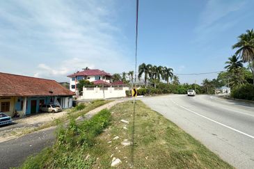 Kuala Kangsar Commercial Land Facing Main Road with Houses for Sale