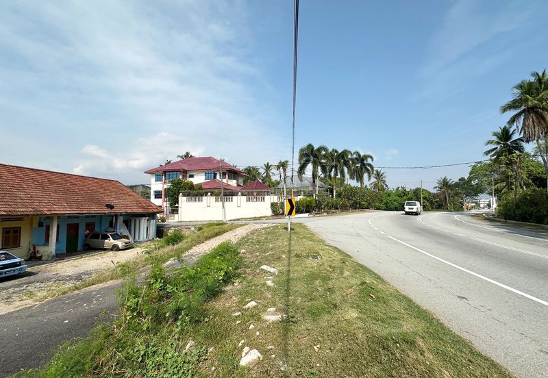 Kuala Kangsar Commercial Land Facing Main Road with Houses for Sale