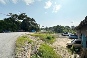 Kuala Kangsar Commercial Land Facing Main Road with Houses for Sale
