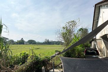 Kuala Kangsar Commercial Land Facing Main Road with Houses for Sale