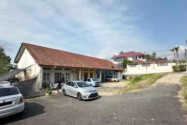 Kuala Kangsar Commercial Land Facing Main Road with Houses for Sale