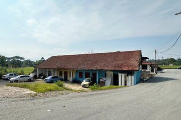 Kuala Kangsar Commercial Land Facing Main Road with Houses for Sale