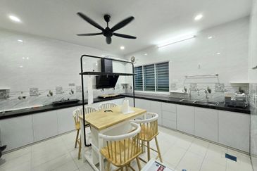 Double Storey Semi Detached House for Sale at Taman Soon Choon. Fully Furnish