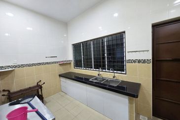 Double Storey Semi Detached House for Sale at Taman Soon Choon. Fully Furnish