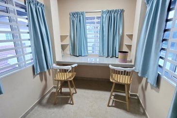 Double Storey Semi Detached House for Sale at Taman Soon Choon. Fully Furnish