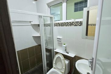 Double Storey Semi Detached House for Sale at Taman Soon Choon. Fully Furnish