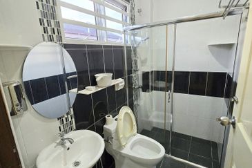 Double Storey Semi Detached House for Sale at Taman Soon Choon. Fully Furnish