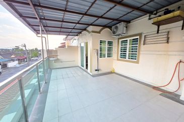 Double Storey Semi Detached House for Sale at Taman Soon Choon. Fully Furnish