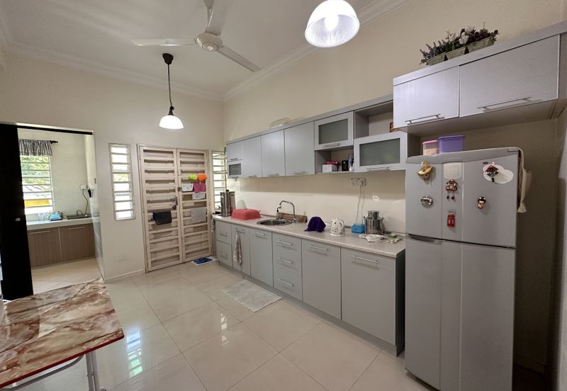 FLORA TROPIKA (THE THOMPSON)