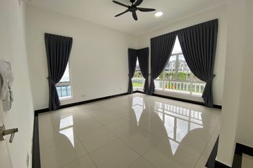 Double storey cluster setia tropika