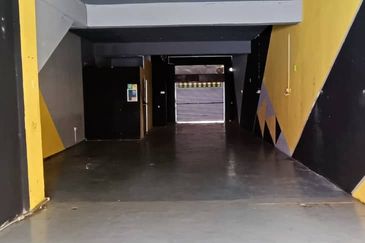 [Ground] Kosmoplex Salak tinggi floor shop, Sepang, Nilai