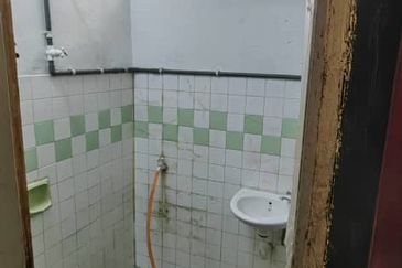 [Ground] Kosmoplex Salak tinggi floor shop, Sepang, Nilai