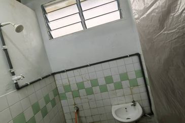 [Ground] Kosmoplex Salak tinggi floor shop, Sepang, Nilai