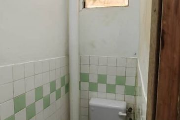 [Ground] Kosmoplex Salak tinggi floor shop, Sepang, Nilai