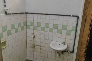 [Ground] Kosmoplex Salak tinggi floor shop, Sepang, Nilai