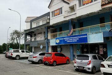 [Ground] Kosmoplex Salak tinggi floor shop, Sepang, Nilai