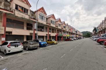 [Ground] Kosmoplex Salak tinggi floor shop, Sepang, Nilai