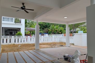 Jalan Timur @ Bandar Baru Enstek