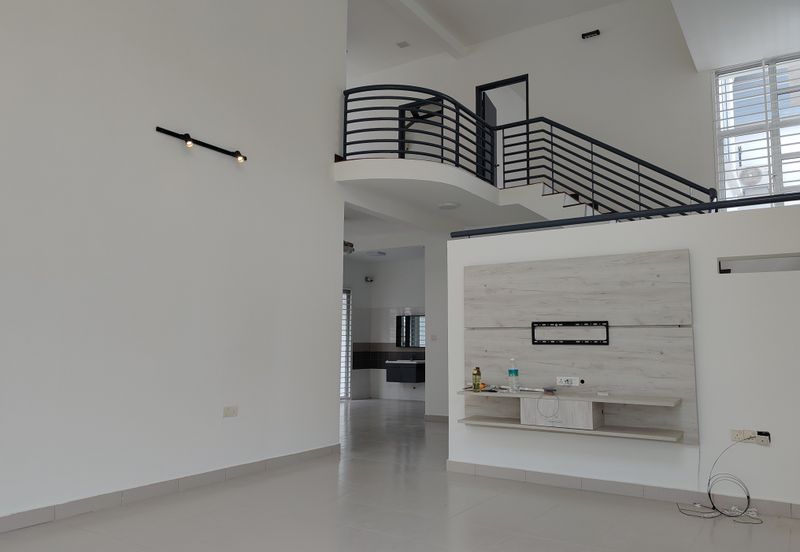 Jalan Timur @ Bandar Baru Enstek