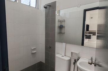 Jalan Timur @ Bandar Baru Enstek