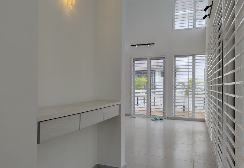 Jalan Timur @ Bandar Baru Enstek