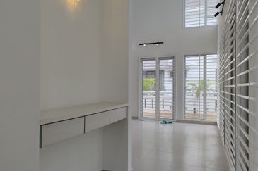 Jalan Timur @ Bandar Baru Enstek