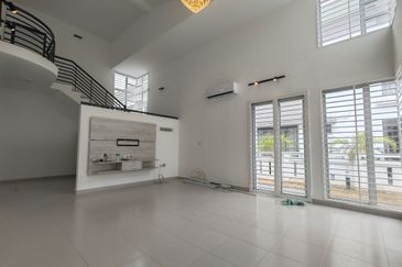 Jalan Timur @ Bandar Baru Enstek